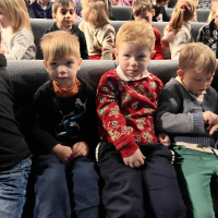 Wyjście do Teatru Animacji na świąteczny musical, pełen niezwykłych zwrotów akcji, zabawnych nieporozumień i znanych wszystkim bohaterów Bożego Narodzenia, którzy muszą zmierzyć się z nie lada wyzwaniem.