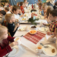 WIGILIA PRZEDSZKOLNA. Zgodnie z tradycją naszego przedszkola tuż przed świętami Bożego Narodzenia spotykamy się przy wigilijnym stole. W tym dniu odwiedza nas również Gwiazdor i przynosi prezenty dla naszych przedszkolaków