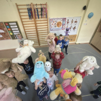 Dzień Pluszowego Misia w grupie Wiewiórek. Dzieci bawiły się ze swoimi futrzastymi przyjaciółmi, poznały historię powstania misia, wzięły udział w zabawach ruchowych i tańcach ze swoimi przytulankami.