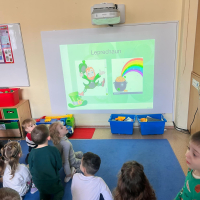 Happy St. Patricks Day! Tego dnia dzieci wybrały się na wyprawę do Irlandii. Razem ze skrzatem Lerykonem odnalazły garnek ze złotem ukryty na końcu tęczy i poznały sekrety Zielonej Wyspy.