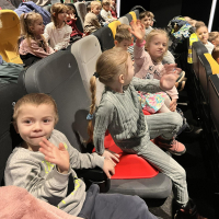 Dzieci podczas seansu filmowego